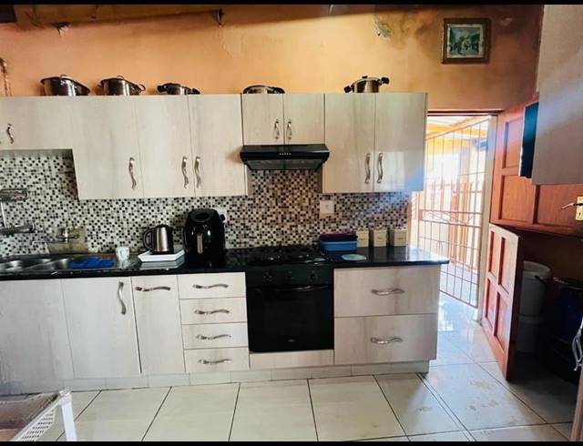 7 BEDROOM HOUSE FOR SALE IN OLIEVENHOUTBOSCH